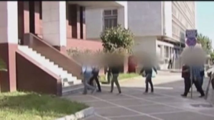 &Tau;&eta;&nu; &Pi;&alpha;&rho;&alpha;&sigma;&kappa;&epsilon;&upsilon;ή &eta; &delta;ί&kappa;&eta; &tau;&omega;&nu; &epsilon;&pi;&tau;ά &kappa;&alpha;&tau;&eta;&gamma;&omicron;&rho;&omicron;&upsilon;&mu;έ&nu;&omega;&nu; &gamma;&iota;&alpha; &tau;&omicron;&nu; &theta;&alpha;&nu;ά&sigma;&iota;&mu;&omicron; &tau;&rho;&alpha;&upsilon;&mu;&alpha;&tau;&iota;&sigma;&mu;ό &tau;&omicron;&upsilon; 53&chi;&rho;&omicron;&nu;&omicron;&upsilon; &epsilon;&iota;&kappa;&omicron;&nu;&omicron;&lambda;ή&pi;&tau;&eta;