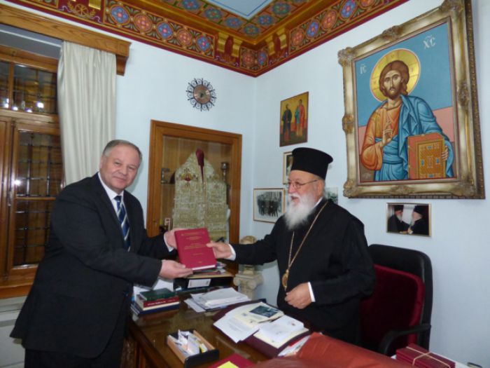 &Tau;&omicron; &delta;ώ&rho;&omicron; &tau;&omicron;&upsilon; &Mu;&eta;&tau;&rho;&omicron;&pi;&omicron;&lambda;ί&tau;&eta; &Alpha;&lambda;έ&xi;&alpha;&nu;&delta;&rho;&omicron;&upsilon; &sigma;&tau;&omicron;&nu; &Alpha;&rho;&chi;&eta;&gamma;ό &tau;&eta;&sigmaf; &Epsilon;&lambda;&lambda;&eta;&nu;&iota;&kappa;ή&sigmaf; &Alpha;&sigma;&tau;&upsilon;&nu;&omicron;&mu;ί&alpha;&sigmaf;! (&epsilon;&iota;&kappa;ό&nu;&epsilon;&sigmaf;)