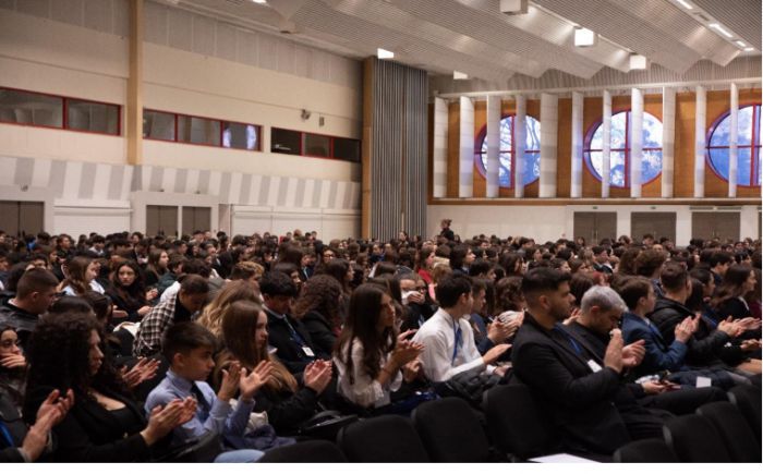 &laquo;&Mu;&alpha;&theta;&eta;&tau;έ&sigmaf; &sigma;&epsilon; &Rho;ό&lambda;&omicron; &Delta;&iota;&pi;&lambda;&omega;&mu;ά&tau;&eta;&raquo; | &Delta;&iota;ά&kappa;&rho;&iota;&sigma;&eta; &gamma;&iota;&alpha; &tau;&omicron; 2&omicron; &Pi;&rho;ό&tau;&upsilon;&pi;&omicron; &Gamma;&Epsilon;&Lambda; &Tau;&rho;ί&pi;&omicron;&lambda;&eta;&sigmaf; (&epsilon;&iota;&kappa;ό&nu;&epsilon;&sigmaf; - &beta;ί&nu;&tau;&epsilon;&omicron;)