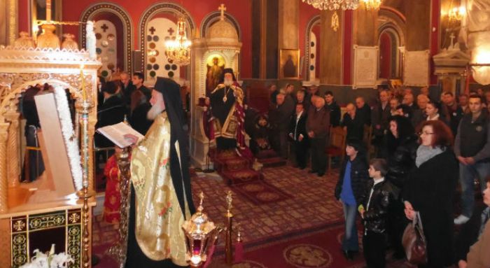 &Eta; &Alpha;&kappa;&omicron;&lambda;&omicron;&upsilon;&theta;ί&alpha; &tau;&omicron;&upsilon; &Alpha;&kappa;ά&theta;&iota;&sigma;&tau;&omicron;&upsilon; Ύ&mu;&nu;&omicron;&upsilon; &sigma;&tau;&eta;&nu; &Tau;&rho;ί&pi;&omicron;&lambda;&eta; (&epsilon;&iota;&kappa;ό&nu;&epsilon;&sigmaf;)