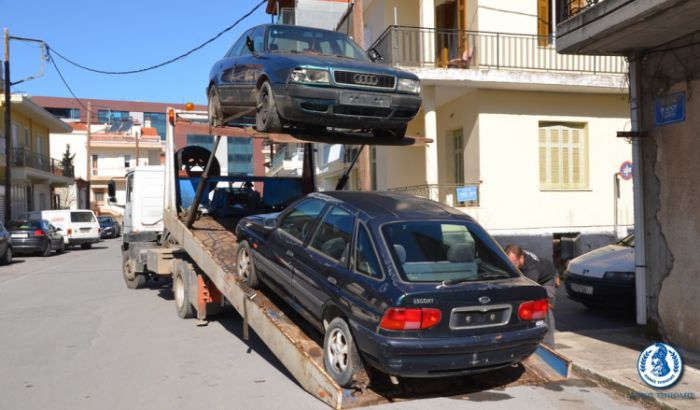 Ξεκίνησε να μαζεύει εγκαταλελειμμένα αυτοκίνητα ο Δήμος Τρίπολης! (εικόνες)