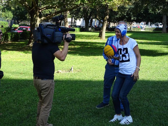 &Mu;&epsilon; &delta;&iota;&kappa;ή &tau;&eta;&sigmaf; &alpha;&theta;&lambda;&eta;&tau;&iota;&kappa;ή &epsilon;&kappa;&pi;&omicron;&mu;&pi;ή &sigma;&tau;&eta;&nu; &Epsilon;&Rho;&Tau; &eta; Έ&lambda;&epsilon;&nu;&alpha; &Mu;&pi;&omicron;&upsilon;&zeta;&alpha;&lambda;ά &alpha;&pi;ό &tau;&eta;&nu; &Tau;&rho;ί&pi;&omicron;&lambda;&eta; (vd)