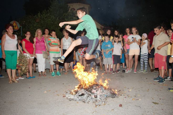 &Tau;&omicron; έ&theta;&iota;&mu;&omicron; &tau;&omicron;&upsilon; &Alpha;&gamma;&iota;ά&nu;&nu;&eta; &tau;&omicron;&upsilon; &Rho;&iota;&gamma;&alpha;&nu;ά &mu;&epsilon; &tau;&iota;&sigmaf; &phi;&omega;&tau;&iota;έ&sigmaf; &sigma;&tau;&eta;&nu; &Tau;&rho;ί&pi;&omicron;&lambda;&eta;