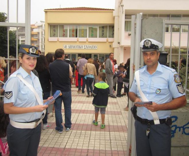 Ενημερωτικά φυλλάδια της τροχαίας μοιράστηκαν έξω από σχολεία (εικόνες)
