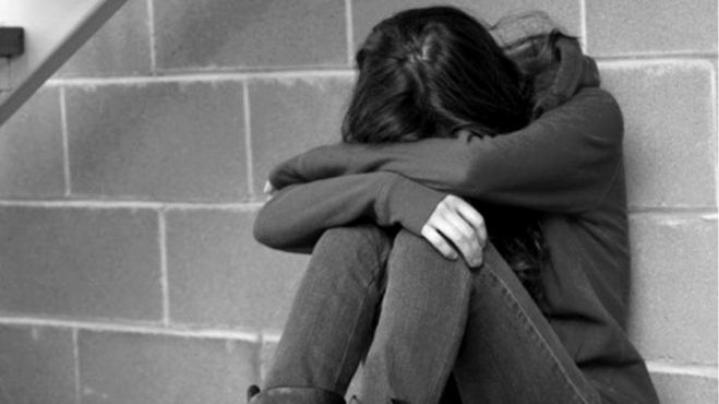 Σοκ προκαλεί νέο περιστατικό βίας στην Ελλάδα | Ρήξη σπονδύλου υπέστη η 13χρονη που έπεσε θύμα ξυλοδαρμού από μαθήτριες