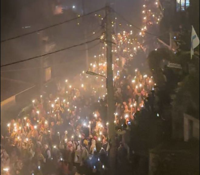 Δημητσάνα | Εντυπωσιακές λαμπαδηδρομίες με αυτοσχέδιες δάδες και υπό τους ήχους της μαύρης Μπαρούτης! (vd)