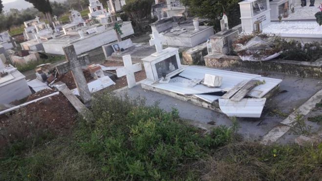 Άρρωστα μυαλά | Άγνωστοι ανοίγουν τάφους, βγάζουν πτώματα και σκορπούν οστά σε νεκροταφείο της Μεσσηνίας (εικόνες)
