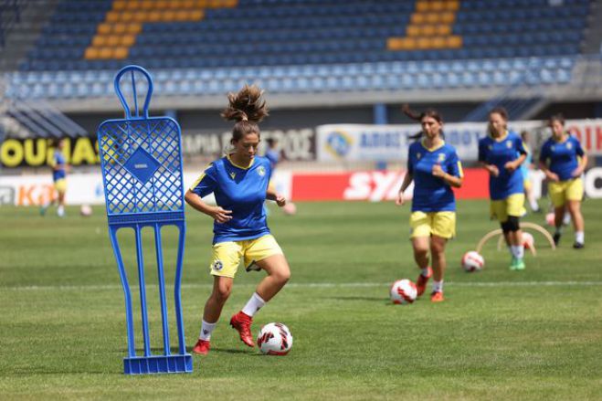 &Eta; &gamma;&upsilon;&nu;&alpha;&iota;&kappa;&epsilon;ί&alpha; &omicron;&mu;ά&delta;&alpha; &tau;&omicron;&upsilon; &Alpha;&sigma;&tau;έ&rho;&alpha; &Tau;&rho;ί&pi;&omicron;&lambda;&eta;&sigmaf; ... &epsilon;ί&nu;&alpha;&iota; &gamma;&epsilon;&gamma;&omicron;&nu;ό&sigmaf;! (&epsilon;&iota;&kappa;ό&nu;&epsilon;&sigmaf; - &beta;ί&nu;&tau;&epsilon;&omicron;)