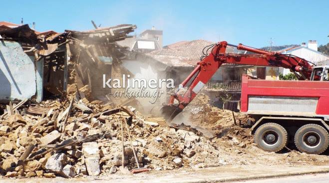Συνεργεία του Δήμου κατεδάφισαν εγκαταλελειμμένο κτίριο στην Τρίπολη (εικόνες)