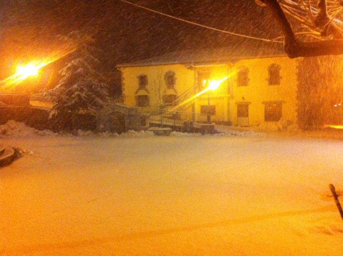 Πυκνή χιονόπτωση τη νύχτα στην Αλωνίσταινα! (εικόνες)