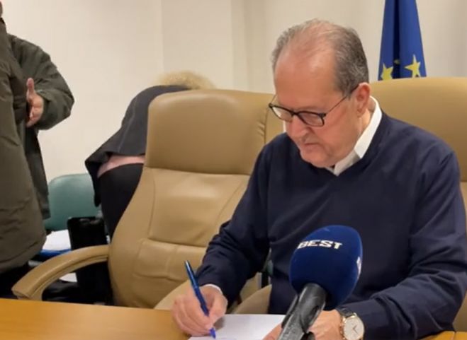 &Nu;ί&kappa;&alpha;&sigmaf;: &ldquo;&Kappa;ά&pi;&omicron;&iota;&omicron;&iota; &theta;&epsilon;&omega;&rho;&omicron;ύ&nu; ό&tau;&iota; &eta; &Pi;&epsilon;&rho;&iota;&phi;έ&rho;&epsilon;&iota;&alpha; &epsilon;ί&nu;&alpha;&iota; &upsilon;&pi;ό&theta;&epsilon;&sigma;&eta; &tau;&eta;&sigmaf; &Nu;&Delta;. Έ&lambda;&alpha; &pi;&omicron;&upsilon; &delta;&epsilon;&nu; &epsilon;ί&nu;&alpha;&iota;!&rdquo;