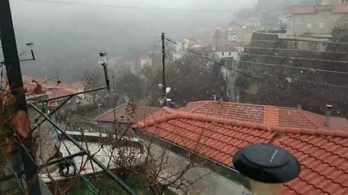 Χιονίζει στο Βαλτεσινίκο - Δείτε βίντεο!
