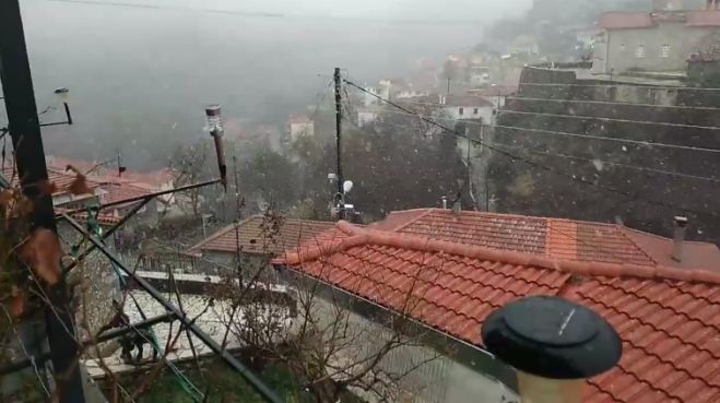 Χιονίζει στο Βαλτεσινίκο - Δείτε βίντεο!