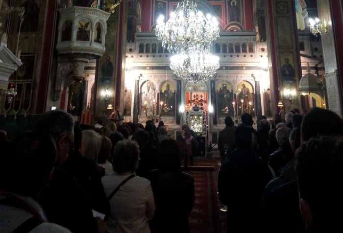 &Omicron; &Alpha;&kappa;ά&theta;&iota;&sigma;&tau;&omicron;&sigmaf; Ύ&mu;&nu;&omicron;&sigmaf; &sigma;&tau;&eta;&nu; &Tau;&rho;ί&pi;&omicron;&lambda;&eta; (&epsilon;&iota;&kappa;ό&nu;&epsilon;&sigmaf;)