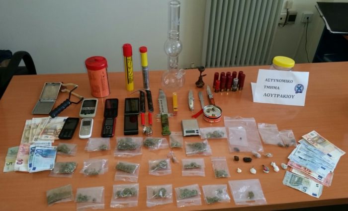 Ναρκωτικά, σπαθιά, μαχαίρια, κροτίδες βρήκε η Αστυνομία στο Λουτράκι