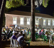 Ο χορός των Τσιταλιωτών, στο κόσμημα του χωριού τους..Το δημοτικό σχολείο!