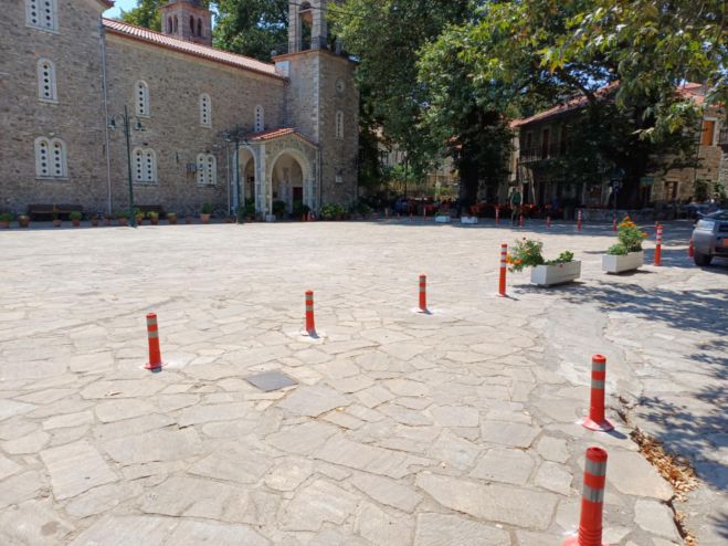 Ο Δήμος Νότιας Κυνουρίας οριοθέτησε την κεντρική πλατεία του Κοσμά | &quot;Να μην είναι ένας ανεξέλεγκτος χώρος στάθμευσης&quot;