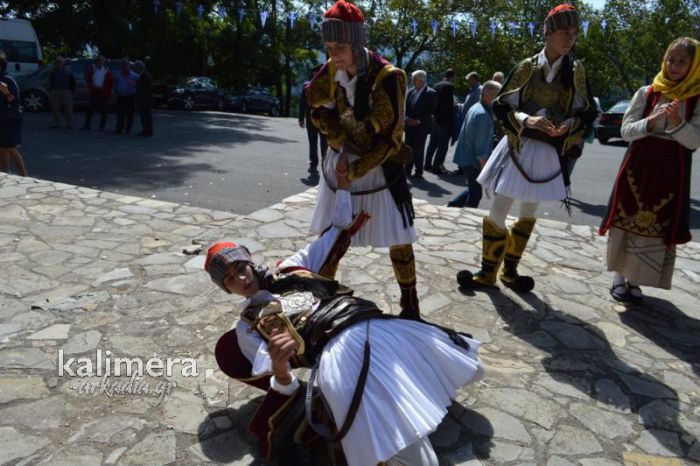 &Alpha;&pi;&epsilon;&lambda;&epsilon;&upsilon;&theta;έ&rho;&omega;&sigma;&eta; &Tau;&rho;ί&pi;&omicron;&lambda;&eta;&sigmaf;: &Omicron;&iota; &chi;&omicron;&rho;&omicron;ί &sigma;&tau;&omicron; &Lambda;&iota;&mu;&pi;&omicron;&beta;ί&sigma;&iota;! (&epsilon;&iota;&kappa;ό&nu;&epsilon;&sigmaf; - &beta;ί&nu;&tau;&epsilon;&omicron;)