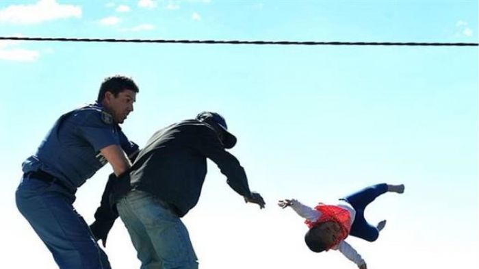 &Phi;&omega;&tau;&omicron;&gamma;&rho;&alpha;&phi;ί&alpha; &sigma;&omicron;&kappa; | &Pi;&alpha;&tau;έ&rho;&alpha;&sigmaf; &pi;&epsilon;&tau;ά&epsilon;&iota; &tau;&eta;&nu; έ&xi;&iota; &mu;&eta;&nu;ώ&nu; &kappa;ό&rho;&eta; &tau;&omicron;&upsilon; &alpha;&pi;ό &tau;&eta;&nu; &tau;&alpha;&rho;ά&tau;&sigma;&alpha; ...