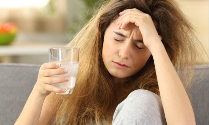 Πονοκέφαλος από hangover | Γιατί συμβαίνει – Τι να κάνετε