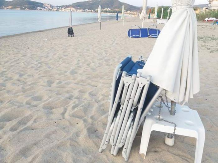 Αυστηρό μήνυμα από τον Δήμο Βόρειας Κυνουρίας: "Απαγορεύονται μόνιμες ξαπλώστρες και καθίσματα στις παραλίες"