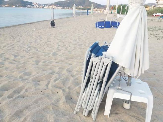Αυστηρό μήνυμα από τον Δήμο Βόρειας Κυνουρίας: &quot;Απαγορεύονται μόνιμες ξαπλώστρες και καθίσματα στις παραλίες&quot;