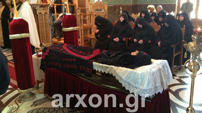 &Eta; &Epsilon;&xi;ό&delta;&iota;&omicron;&sigmaf; &Alpha;&kappa;&omicron;&lambda;&omicron;&upsilon;&theta;ί&alpha; &tau;&eta;&sigmaf; &Alpha;&delta;&epsilon;&lambda;&phi;ή&sigmaf; &Sigma;&upsilon;&gamma;&kappa;&lambda;&eta;&tau;&iota;&kappa;ή&sigmaf; &sigma;&tau;&eta; &Mu;&omicron;&nu;ή &Mu;&alpha;&lambda;&epsilon;&beta;ή&sigmaf; (&epsilon;&iota;&kappa;ό&nu;&epsilon;&sigmaf;)