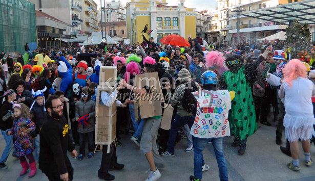 &Tau;&omicron; &beta;ί&nu;&tau;&epsilon;&omicron; - &Eta; &laquo;&tau;&rho;έ&lambda;&alpha;&raquo; &tau;&omicron;&upsilon; Harlem Shake &gamma;έ&mu;&iota;&sigma;&epsilon; &tau;&eta;&nu; &Pi;&lambda;&alpha;&tau;&epsilon;ί&alpha; &Pi;&epsilon;&tau;&rho;&iota;&nu;&omicron;ύ &sigma;&tau;&eta;&nu; &Tau;&rho;ί&pi;&omicron;&lambda;&eta;!