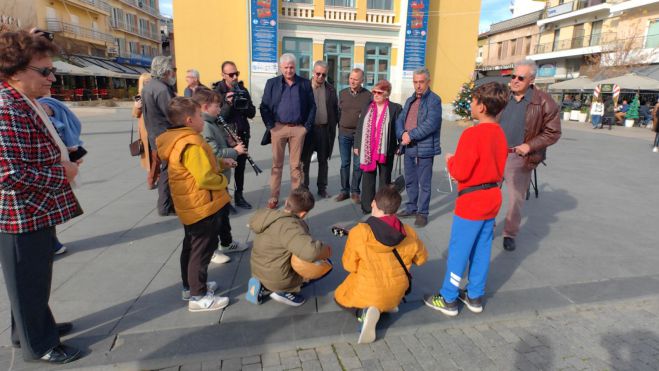 &Kappa;ώ&sigma;&tau;&alpha;&sigmaf; &Tau;&zeta;&iota;&omicron;ύ&mu;&eta;&sigmaf;: &laquo;&Eta; &Tau;&rho;ί&pi;&omicron;&lambda;&eta; &upsilon;&pi;&omicron;&delta;έ&chi;&epsilon;&tau;&alpha;&iota; &chi;&iota;&lambda;&iota;ά&delta;&epsilon;&sigmaf; &epsilon;&pi;&iota;&sigma;&kappa;έ&pi;&tau;&epsilon;&sigmaf; &kappa;&alpha;&iota; &epsilon;&gamma;&gamma;&upsilon;ά&tau;&alpha;&iota; &mu;&alpha;&gamma;&epsilon;&upsilon;&tau;&iota;&kappa;ά &Chi;&rho;&iota;&sigma;&tau;&omicron;ύ&gamma;&epsilon;&nu;&nu;&alpha;&raquo;! (vd)