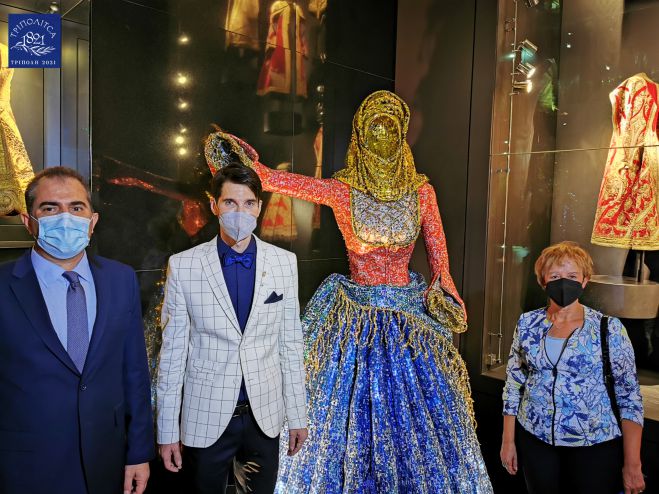 &Omicron; &Delta;ή&mu;&omicron;&sigmaf; &Tau;&rho;ί&pi;&omicron;&lambda;&eta;&sigmaf; &sigma;&tau;&alpha; &epsilon;&gamma;&kappa;&alpha;ί&nu;&iota;&alpha; &tau;&eta;&sigmaf; Έ&kappa;&theta;&epsilon;&sigma;&eta;&sigmaf; &laquo;Ή&rho;&omega;&epsilon;&sigmaf; &alpha;&pi;ό &Mu;&epsilon;&tau;ά&lambda;&lambda;&omicron;&raquo; &tau;&omicron;&upsilon; &Nu;ί&kappa;&omicron;&upsilon; &Phi;&lambda;ώ&rho;&omicron;&upsilon; (&epsilon;&iota;&kappa;ό&nu;&epsilon;&sigmaf;)