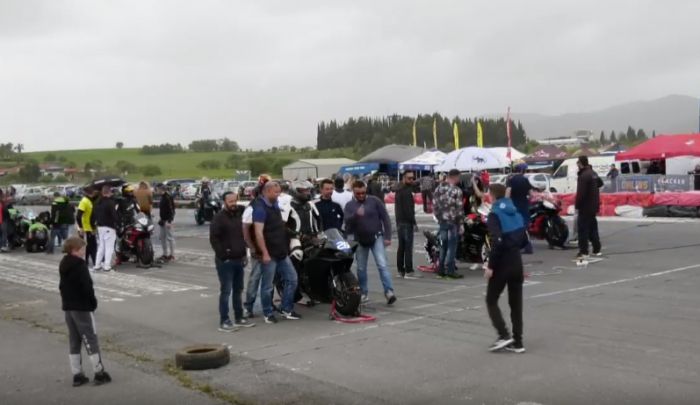 &Delta;&epsilon;ί&tau;&epsilon; LIVE | &Omicron; &alpha;&gamma;ώ&nu;&alpha;&sigmaf; &tau;&alpha;&chi;ύ&tau;&eta;&tau;&alpha;&sigmaf; &mu;&epsilon; &mu;&omicron;&tau;&omicron;&sigma;&iota;&kappa;&lambda;έ&tau;&epsilon;&sigmaf; &sigma;&tau;&omicron; &alpha;&epsilon;&rho;&omicron;&delta;&rho;ό&mu;&iota;&omicron; &tau;&eta;&sigmaf; &Tau;&rho;ί&pi;&omicron;&lambda;&eta;&sigmaf;!