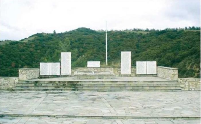 &Beta;ί&gamma;&lambda;&epsilon;&sigmaf; &Mu;&epsilon;&gamma;&alpha;&lambda;ό&pi;&omicron;&lambda;&eta;&sigmaf;: &Eta; &Theta;&upsilon;&sigma;ί&alpha; &tau;&omega;&nu; 212 &kappa;&alpha;&iota; &tau;&omicron; &Chi;&rho;έ&omicron;&sigmaf; &tau;&eta;&sigmaf; &Mu;&nu;ή&mu;&eta;&sigmaf;