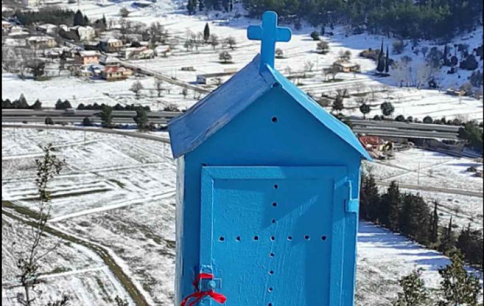 Το μοναχικό προσκυνητάρι του Αϊ Τρύφωνα αγναντεύει από ψηλά τη χιονισμένη Νεστάνη