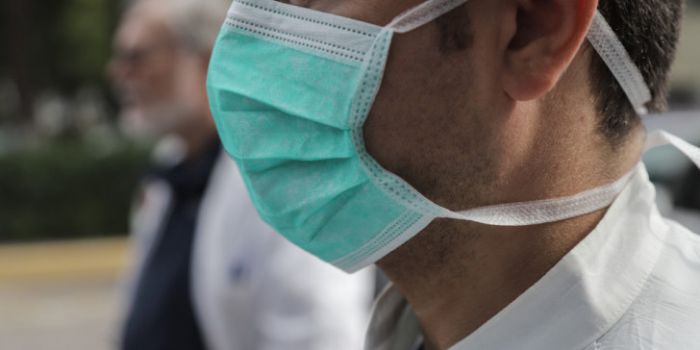 &Mu;&epsilon; &mu;ά&sigma;&kappa;&alpha; ό&lambda;&omicron;&iota; &omicron;&iota; &delta;&eta;&mu;ό&sigma;&iota;&omicron;&iota; &upsilon;&pi;ά&lambda;&lambda;&eta;&lambda;&omicron;&iota; &sigma;&tau;&iota;&sigmaf; &upsilon;&pi;&eta;&rho;&epsilon;&sigma;ί&epsilon;&sigmaf; &tau;&omicron;&upsilon;&sigmaf;