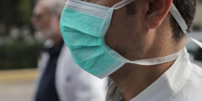 &Mu;&epsilon; &mu;ά&sigma;&kappa;&alpha; ό&lambda;&omicron;&iota; &omicron;&iota; &delta;&eta;&mu;ό&sigma;&iota;&omicron;&iota; &upsilon;&pi;ά&lambda;&lambda;&eta;&lambda;&omicron;&iota; &sigma;&tau;&iota;&sigmaf; &upsilon;&pi;&eta;&rho;&epsilon;&sigma;ί&epsilon;&sigmaf; &tau;&omicron;&upsilon;&sigmaf;