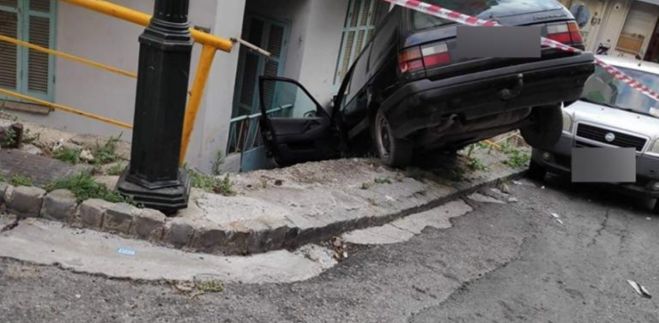 Θεσσαλονίκη | Αυτοκίνητο έπεσε σε τοίχο σπιτιού! (εικόνες)