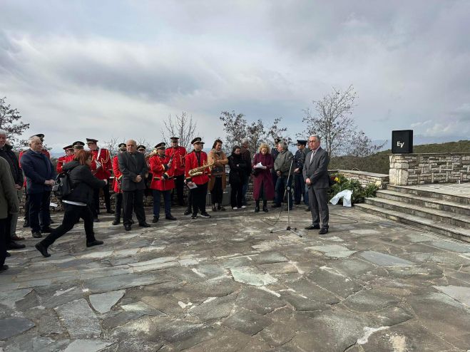 &Chi;&rho;. &Lambda;&alpha;&mu;&pi;&rho;ό&pi;&omicron;&upsilon;&lambda;&omicron;&sigmaf; &alpha;&pi;ό &tau;&iota;&sigmaf; &Beta;ί&gamma;&lambda;&epsilon;&sigmaf;: &laquo;&Mu;ό&nu;&omicron; &epsilon;&nu;&omega;&mu;έ&nu;&omicron;&iota; &mu;&pi;&omicron;&rho;&omicron;ύ&mu;&epsilon; &nu;&alpha; &alpha;&nu;&tau;&iota;&mu;&epsilon;&tau;&omega;&pi;ί&sigma;&omicron;&upsilon;&mu;&epsilon; &tau;&iota;&sigmaf; &pi;&rho;&omicron;&kappa;&lambda;ή&sigma;&epsilon;&iota;&sigmaf; &tau;&omega;&nu; &kappa;&alpha;&iota;&rho;ώ&nu;&raquo;