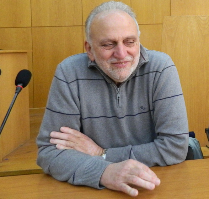 &Gamma;&iota;&alpha; &laquo;&pi;&rho;ό&sigma;&tau;&upsilon;&chi;&omicron; &pi;&alpha;&iota;&chi;&nu;ί&delta;&iota; &sigma;&upsilon;&mu;&pi;&omicron;&lambda;ί&tau;&epsilon;&upsilon;&sigma;&eta;&sigmaf; &kappa;&alpha;&iota; &alpha;&nu;&tau;&iota;&pi;&omicron;&lambda;ί&tau;&epsilon;&upsilon;&sigma;&eta;&sigmaf;&raquo; &mu;&epsilon; &tau;&omicron; &laquo;&Lambda;ό&phi;&omicron; &Mu;&pi;&iota;&tau;&sigma;ά&nu;&eta;&raquo; &mu;ί&lambda;&eta;&sigma;&epsilon; &omicron; &Gamma;&iota;ά&nu;&nu;&eta;&sigmaf; &Sigma;&tau;&alpha;&theta;ό&pi;&omicron;&upsilon;&lambda;&omicron;&sigmaf;