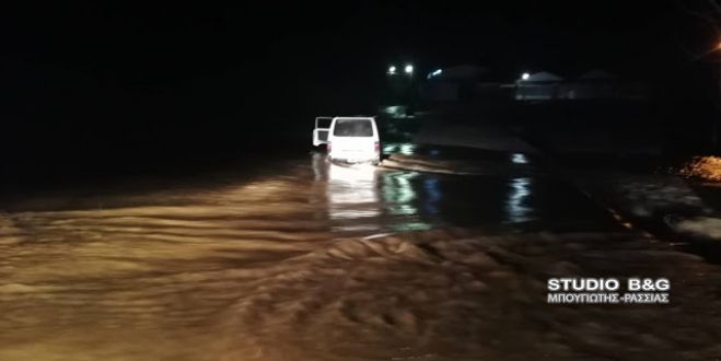 Αυτοκίνητο εγκλωβίστηκε σε ποτάμι της Αργολίδας! (vd)