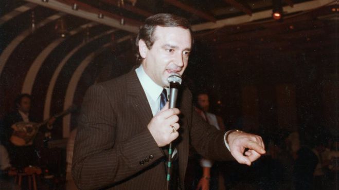 &Pi;έ&theta;&alpha;&nu;&epsilon; &omicron; &lambda;&alpha;ϊ&kappa;ό&sigmaf; &tau;&rho;&alpha;&gamma;&omicron;&upsilon;&delta;&iota;&sigma;&tau;ή&sigmaf; &Nu;ί&kappa;&omicron;&sigmaf; &Delta;&epsilon;&mu;ί&rho;&eta;&sigmaf;