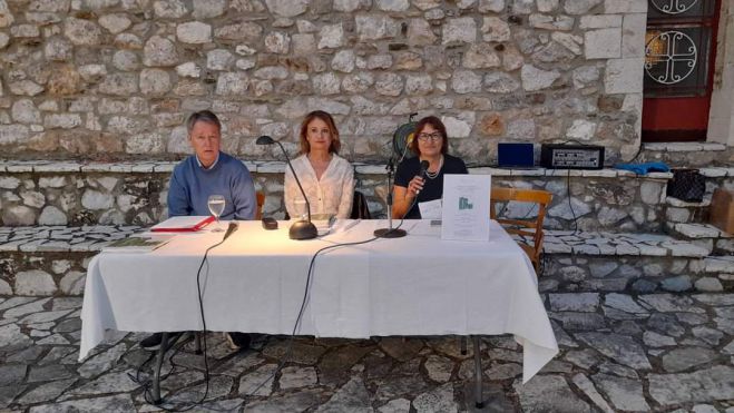 &Pi;&alpha;&rho;&omicron;&upsilon;&sigma;ί&alpha;&sigma;&eta; &tau;&omicron;&upsilon; &beta;&iota;&beta;&lambda;ί&omicron;&upsilon; "&Mu;&alpha;&iota;&nu;&alpha;&lambda;ί&alpha; - &Eta; &xi;&epsilon;&chi;&alpha;&sigma;&mu;έ&nu;&eta; &iota;&sigma;&tau;&omicron;&rho;ί&alpha; &epsilon;&nu;ό&sigmaf; &xi;&epsilon;&chi;&alpha;&sigma;&mu;έ&nu;&omicron;&upsilon; έ&theta;&nu;&omicron;&upsilon;&sigmaf;" (&epsilon;&iota;&kappa;ό&nu;&epsilon;&sigmaf;)