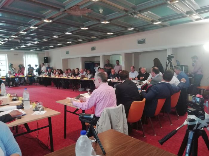 Συζητούσαν για πάνω από πέντε ώρες και θα συνεχίσουν ... αύριο στο περιφερειακό συμβούλιο!