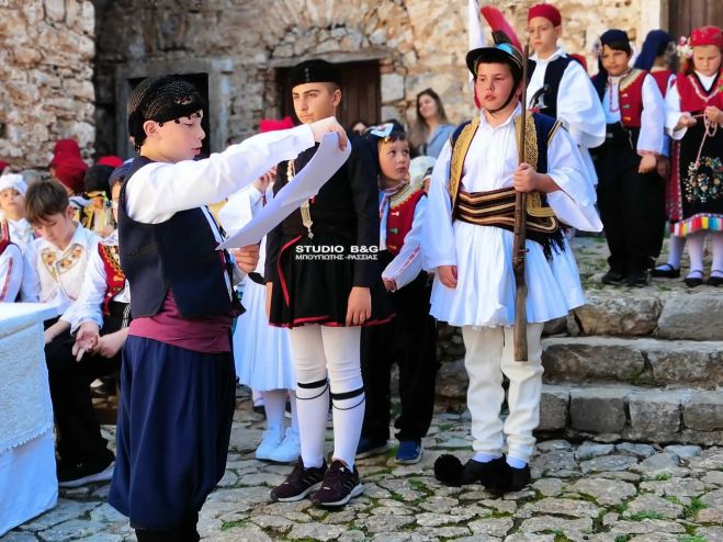 Αναπαράσταση της δίκης του Κολοκοτρώνη από μικρά παιδιά στο Παλαμήδι (εικόνες)