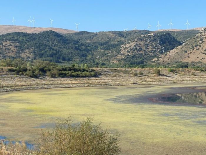 Λειψυδρία | Σοκάρουν οι εικόνες από την τεχνητή λίμνη της Τάκας!