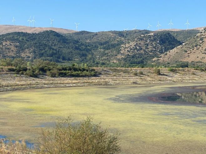 Λειψυδρία | Σοκάρουν οι εικόνες από την τεχνητή λίμνη της Τάκας!