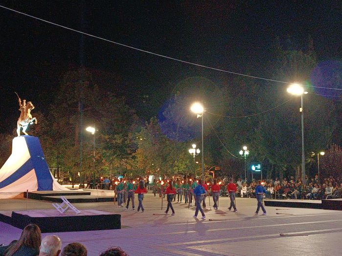 Συγκινητική λαμπαδηφορία για την Άλωση από Προσκόπους και Φιλαρμονική στην Τρίπολη