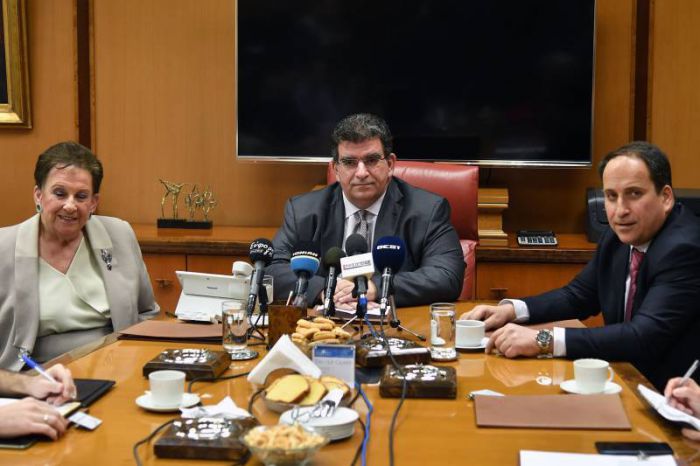 "Καρέλιας" | Τεράστια δωρεά της καπνοβιομηχανίας στη μάχη κατά του κορονοϊού - Δωρίζει 50 πλήρως εξοπλισμένες Εντατικές!