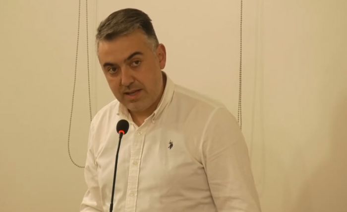 &Nu;&iota;&kappa;&omicron;&lambda;ά&omicron;&upsilon;: "&Pi;&rho;&omicron;ϋ&pi;&omicron;&lambda;&omicron;&gamma;&iota;&sigma;&mu;ό&sigmaf; &chi;&alpha;&mu;&eta;&lambda;ώ&nu; &pi;&rho;&omicron;&sigma;&delta;&omicron;&kappa;&iota;ώ&nu;, &mu;&eta; &alpha;&nu;&alpha;&pi;&tau;&upsilon;&xi;&iota;&alpha;&kappa;ό&sigmaf; &kappa;&alpha;&iota; &chi;&omega;&rho;ί&sigmaf; &nu;&alpha; &alpha;&nu;&tau;&alpha;&pi;&omicron;&kappa;&rho;ί&nu;&epsilon;&tau;&alpha;&iota; &sigma;&tau;&iota;&sigmaf; &alpha;&nu;ά&gamma;&kappa;&epsilon;&sigmaf; &tau;&omega;&nu; &pi;&omicron;&lambda;&iota;&tau;ώ&nu;" (vd)