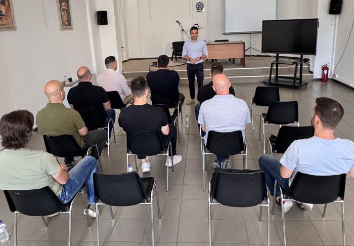 &Sigma;&tau;&eta;&nu; &Tau;&rho;ί&pi;&omicron;&lambda;&eta; &eta; &eta;&mu;&epsilon;&rho;ί&delta;&alpha; &delta;&iota;&alpha;&pi;&rho;&alpha;&gamma;&mu;&alpha;&tau;&epsilon;&upsilon;&tau;ώ&nu; &tau;&eta;&sigmaf; &Epsilon;&lambda;&lambda;&eta;&nu;&iota;&kappa;ή&sigmaf; &Alpha;&sigma;&tau;&upsilon;&nu;&omicron;&mu;ί&alpha;&sigmaf; &gamma;&iota;&alpha; &tau;&eta;&nu; &Pi;&epsilon;&lambda;&omicron;&pi;ό&nu;&nu;&eta;&sigma;&omicron;