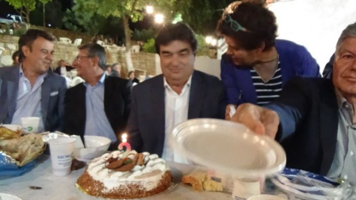 Θεολόγος Κυνουρίας: Στο πανηγύρι του χωριού έσβησε την τούρτα γενεθλίων ο Γιαννακούρας! (vd)